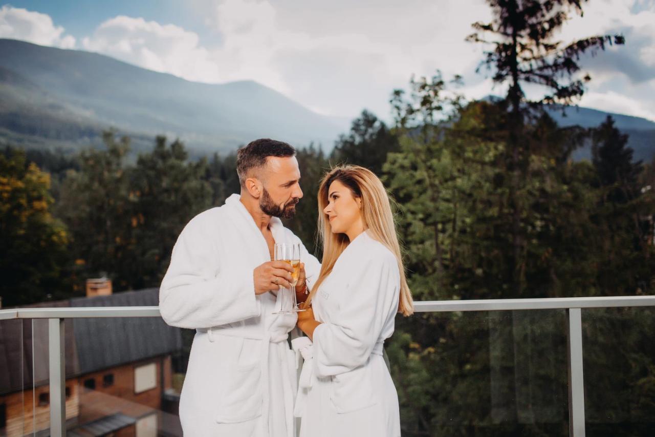 Green Mountain 5* Hotel Karpacz Exterior foto A couple wearing bathrobes
